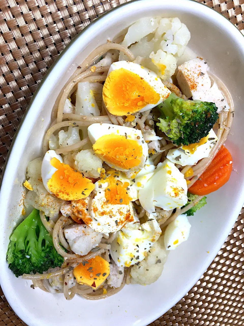 塩麹鶏胸と野菜のごろごろパスタ|すくらんぶるえっぐさん