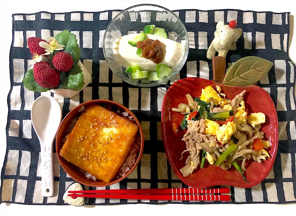 Snapdishの料理写真:厚揚げの照り焼き丼、豚肉と青梗菜としめじの中華卵炒め、もろきゅう冷奴|syamさん