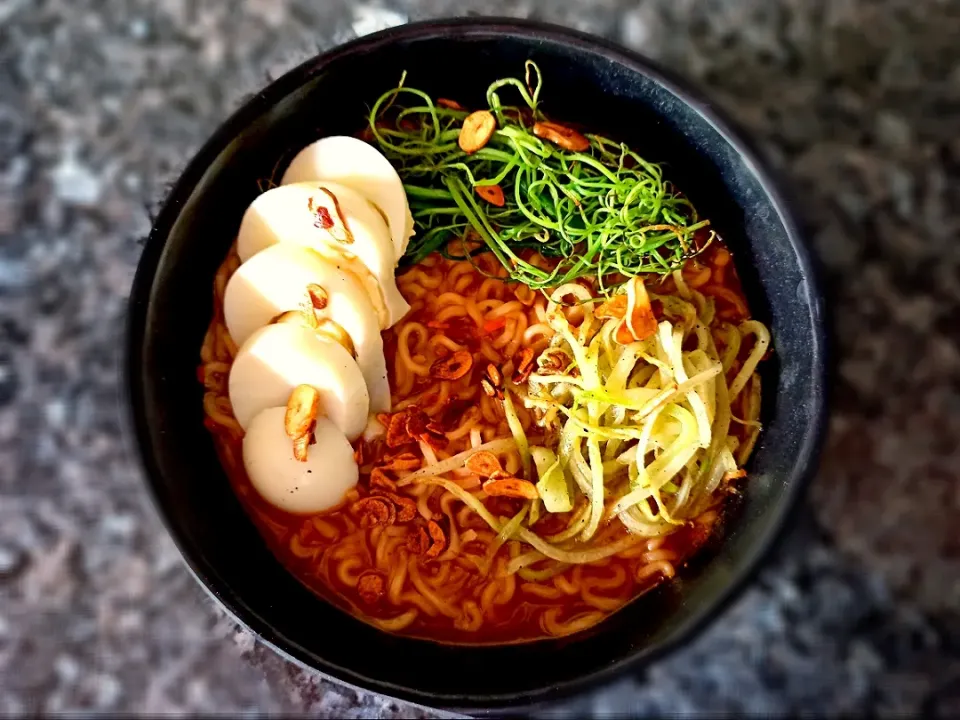 Ramen noodles with stir fry chayote & pumpkin leaves sprout garnished with boiled egg & fried garlic|Chef Joel Basumatariさん