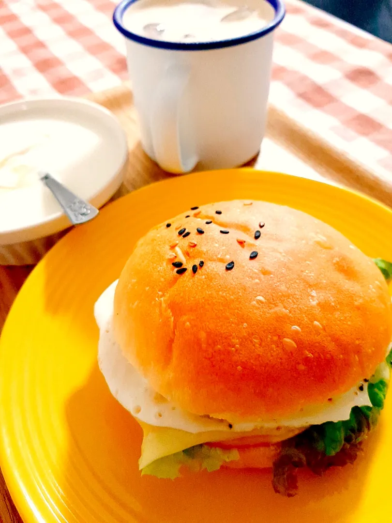 ハムチーズエッグバーガーとヨーグルト
カフェオレ|マイキーさん