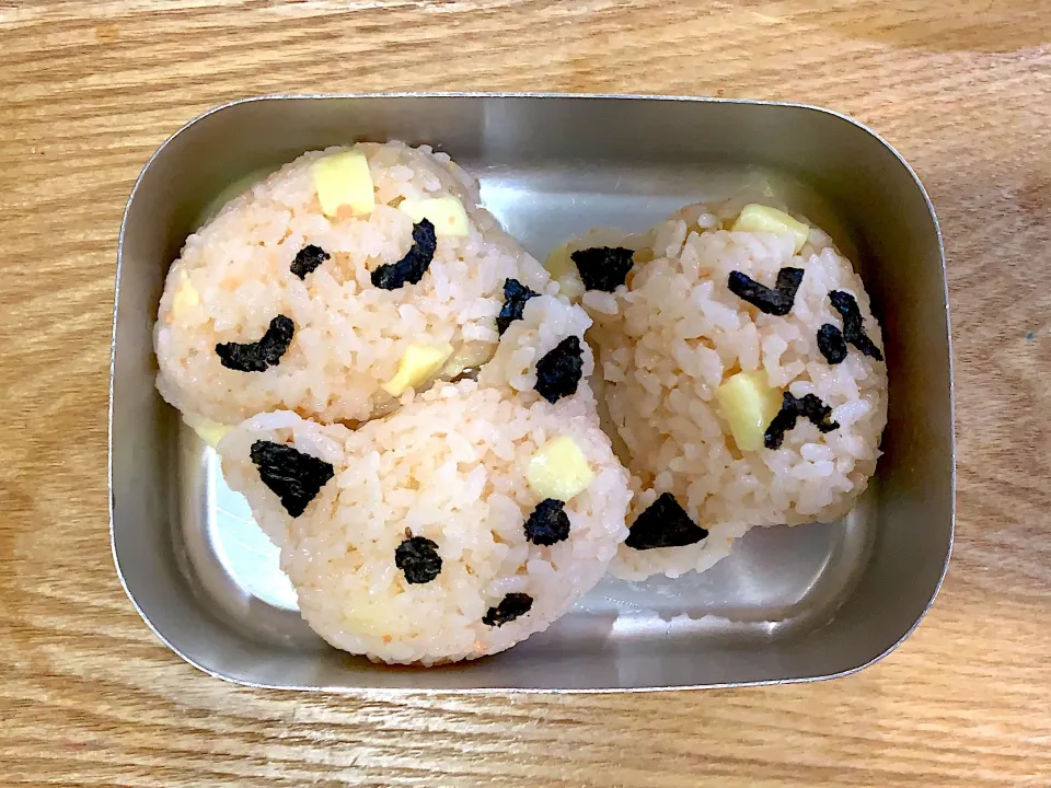 #年長さんお弁当　おにぎりだけ|みどりっちさん