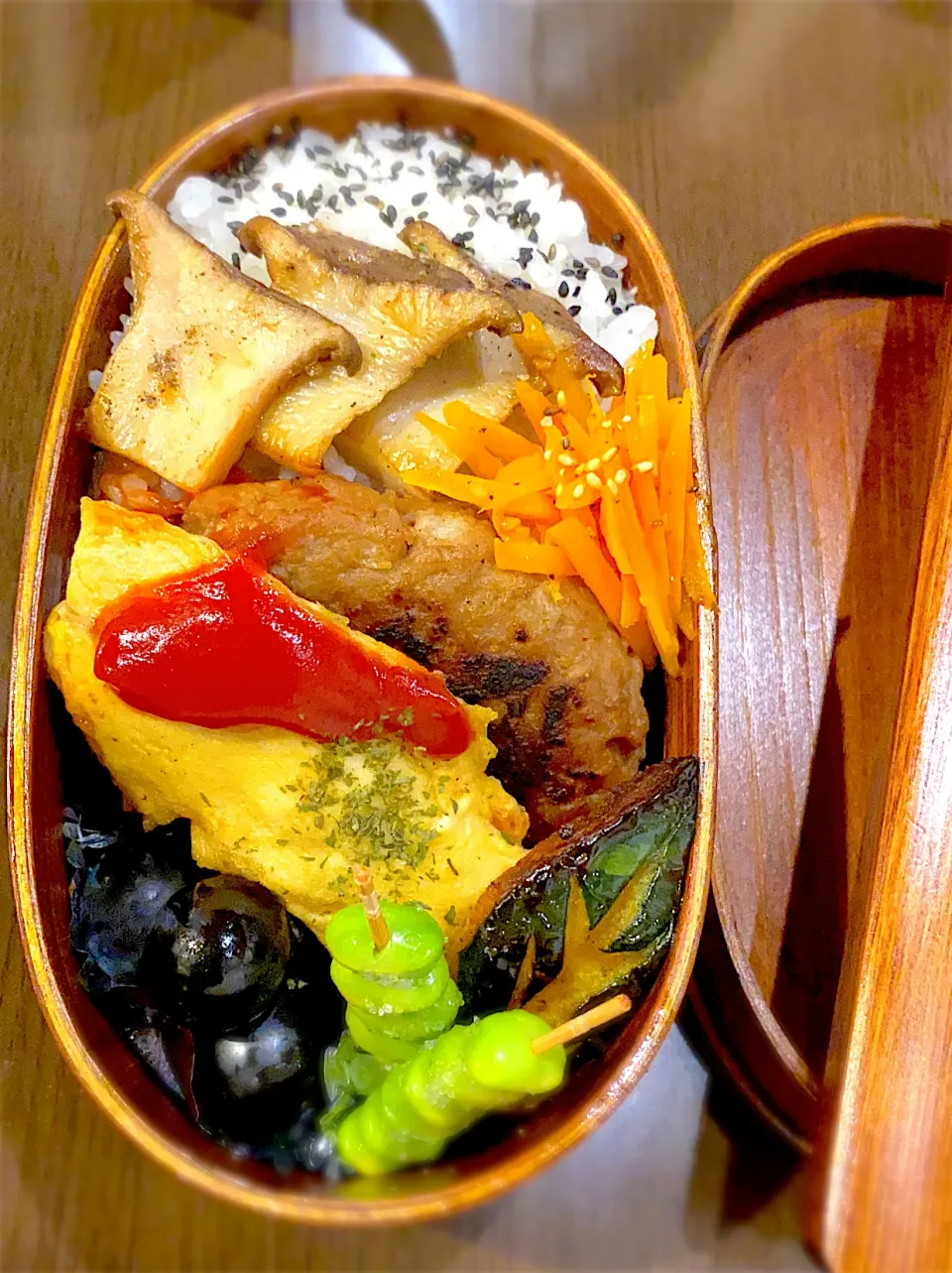 Snapdishの料理写真:お弁当🍱　チーズインハンバーグ　オムレツ　エリンギソテー　カボチャの炒め煮　キャロットラペ　枝豆焼塩まぶし　巨峰　胡麻塩|ch＊K*∀o(^^*)♪さん