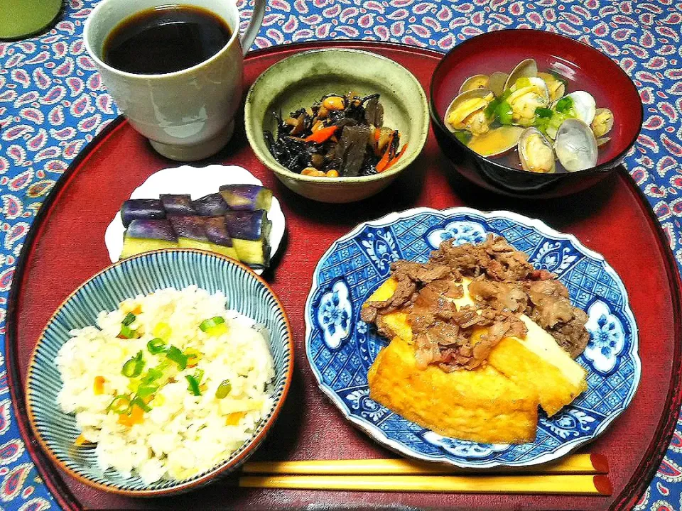 よねばーばの朝ごはん
炊き込み御飯
あさり汁
ひじきの煮物
厚揚げ豆腐と牛肉の煮物
茄子の糠漬け|yoneばーばさん