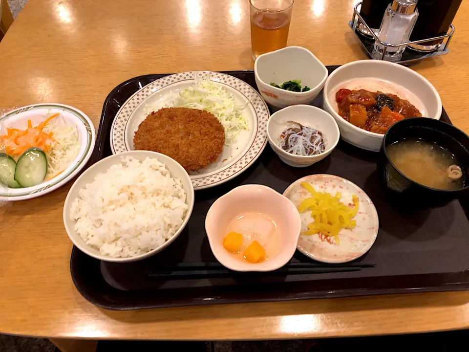 Snapdishの料理写真:夕食と朝食が付いて、安いホテル👍😋|すかラインさん