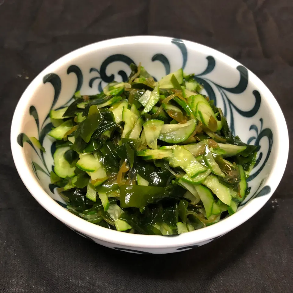 Snapdishの料理写真:きゅうり＊ワカメ＊めかぶ＊とろろ和え🥒|henryさん