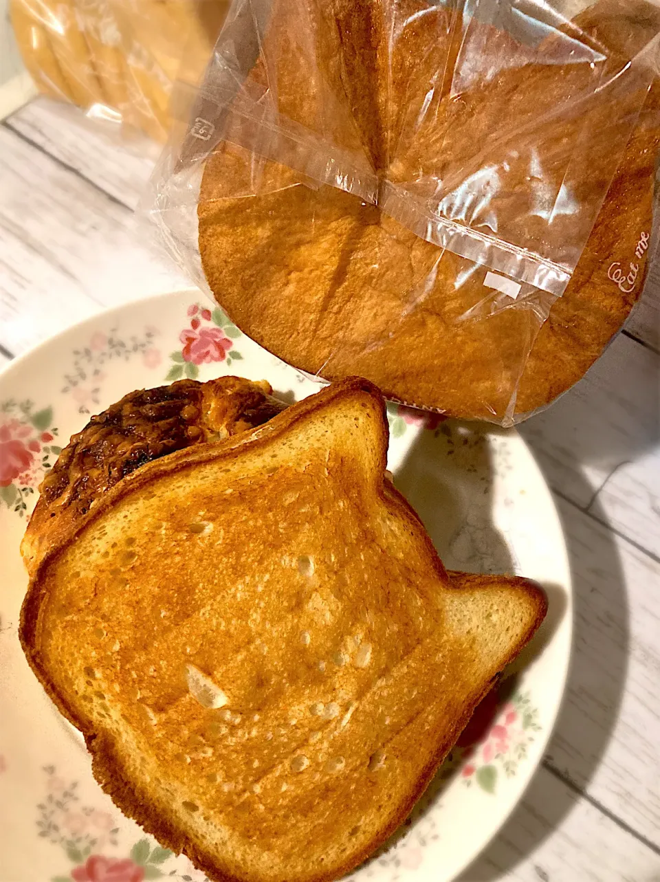 ねこねこ食パン|どすきり あいこさん