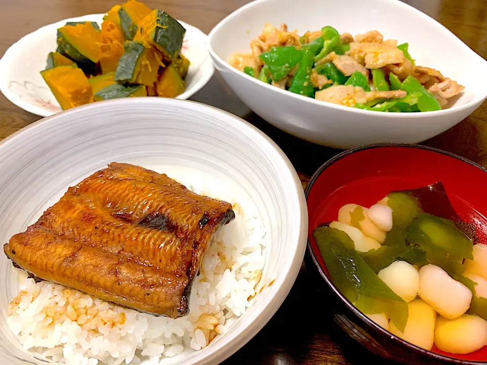 Snapdishの料理写真:鰻丼、はんぺんのお吸い物、万願寺とうがらしと豚肉のピリ辛味噌炒め、かぼちゃの煮物|なちゃむさん