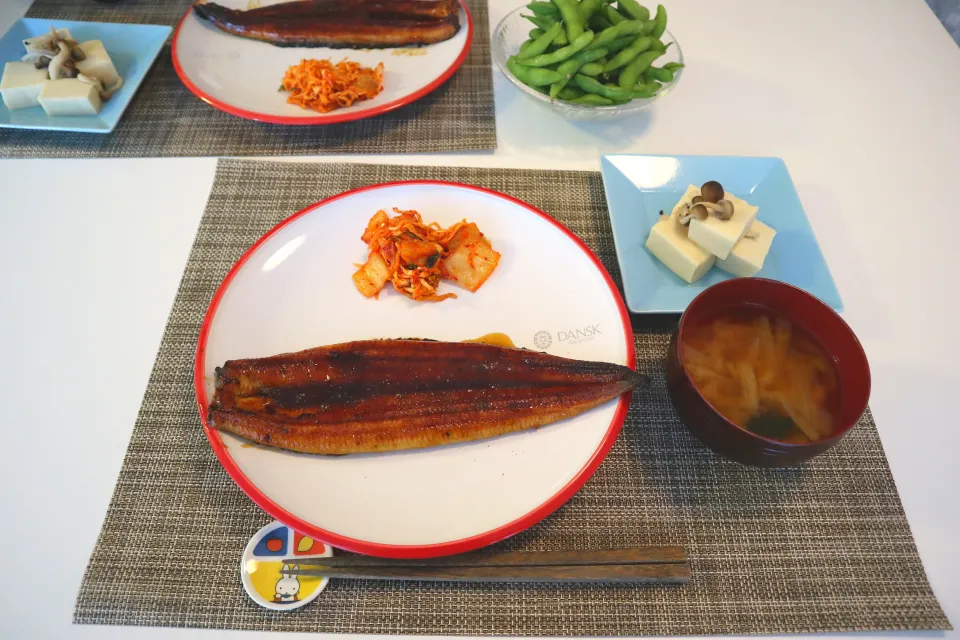 今日の夕食 鰻の蒲焼き、切り干し大根のキムチ和え、高野豆腐の煮物、玉ねぎとわかめの味噌汁、枝豆|pinknari🐰🌈さん