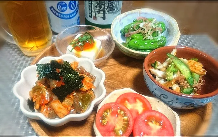 おうち居酒屋🏮

  こんにゃくキムチ炒め
  ちくわときゅうり🥒和風ナムル
  冷奴の味噌たまごのせ
  ししとう甘辛
  家庭菜園のトマト🍅|びせんさん