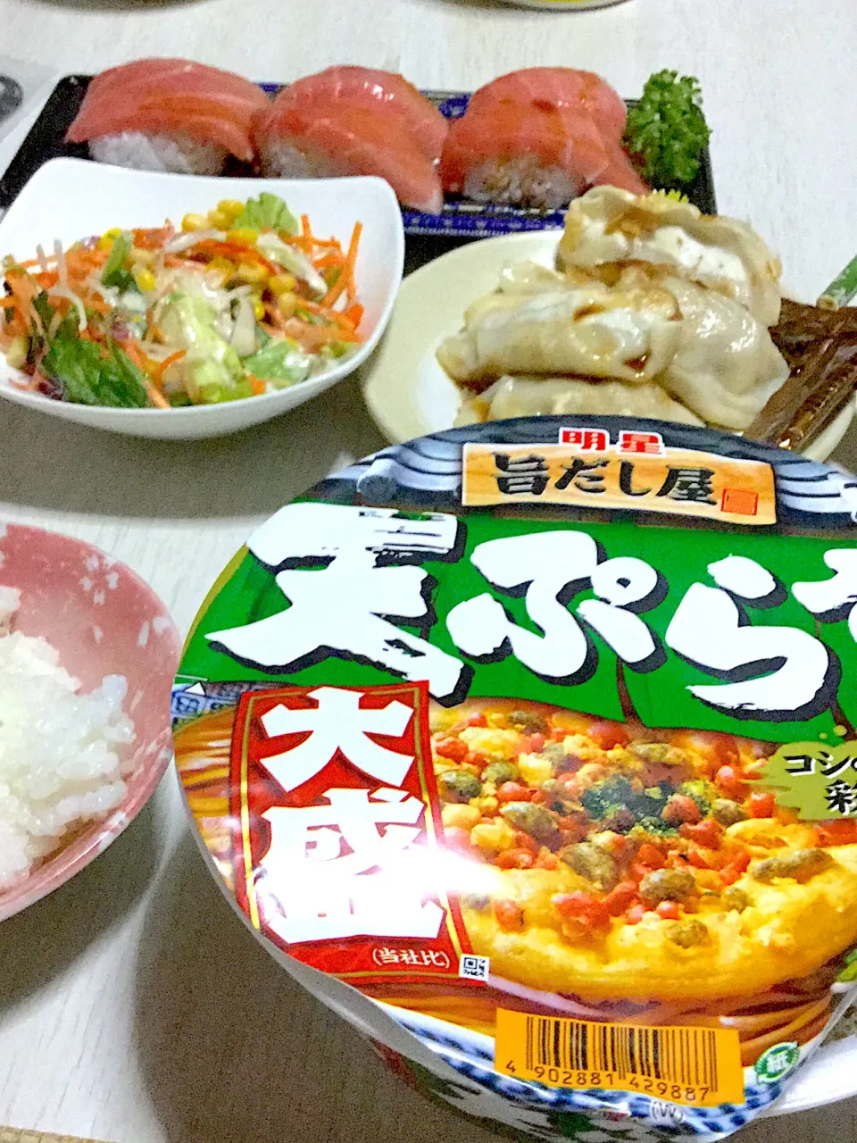 作りたくない日の晩御飯、天ぷら蕎麦、あるものサラダ、お土産お寿司、餃子|Ayaさん