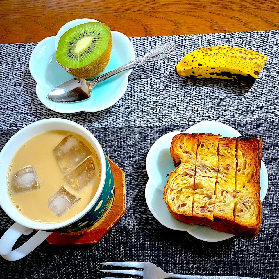 7月21日　朝ごはん　粒あんデニッシュ、キウイ、バナナ、カフェオレ|yakinasuさん