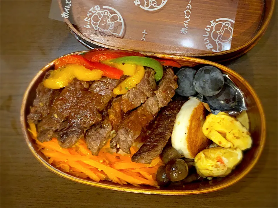 お弁当🍱　ビーフステーキ　ガーリックフルーツソース　キャロットラペ　パプリカソテー　しめじのロースト　干し海老の出し巻き卵　焼きチーズはんぺん　巨峰🍇|ch＊K*∀o(^^*)♪さん