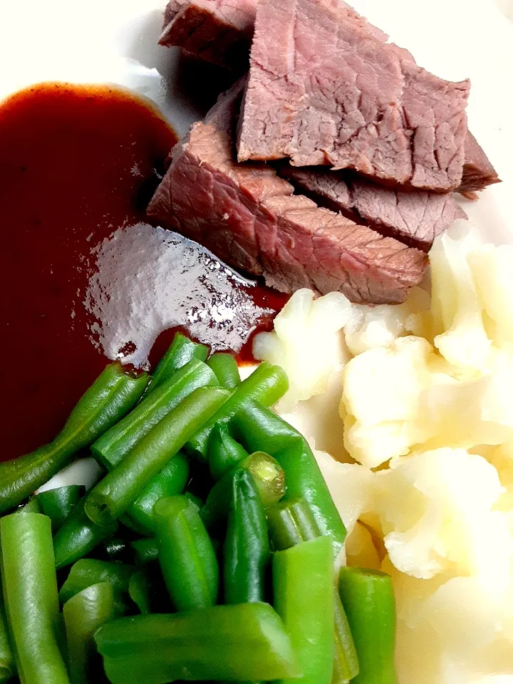 Steak, Steak Sauce, Green Beens, Cauliflower|Hannah Muscaraさん