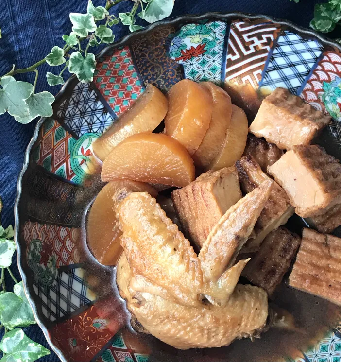 🌿染みっしみの　こっくり鶏手羽と厚揚げ、大根煮🌿決め手は たまり醤油🍲|Hollyさん