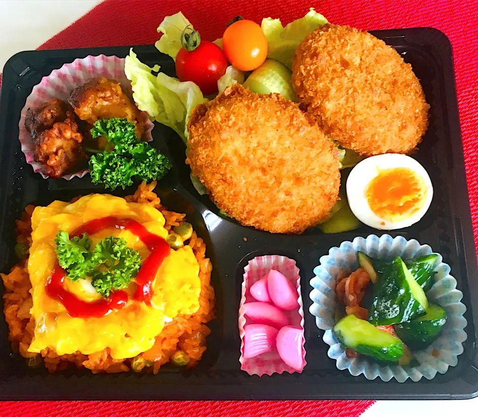 ランチ弁当🍱オムライス・カレーコロッケ・ザンギ・胡瓜の漬物🥒・ニンニク紫蘇風味^_^💕＃簡単料理＃お弁当＃元気な高齢者の元気の素＃オムライス|HAMI69さん