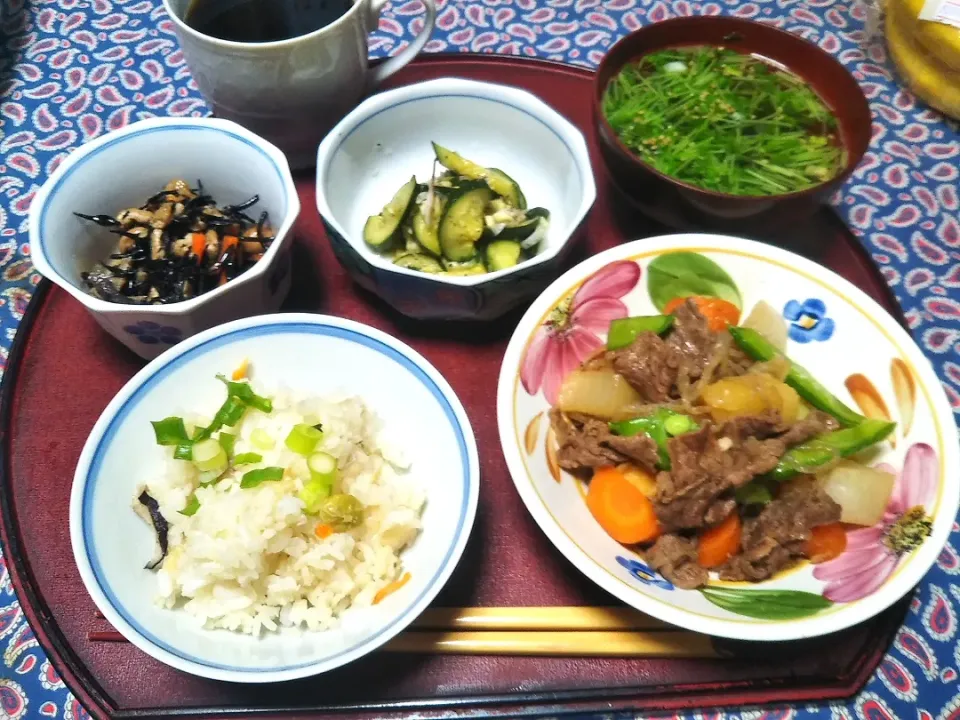 よねばーばの朝ごはん
炊き込み御飯
牛肉と糸こんにゃく、野菜の
すき焼き風味付
きゅうりと茗荷の酢物
ひじきの煮物
若芽と豆苗のお汁|yoneばーばさん