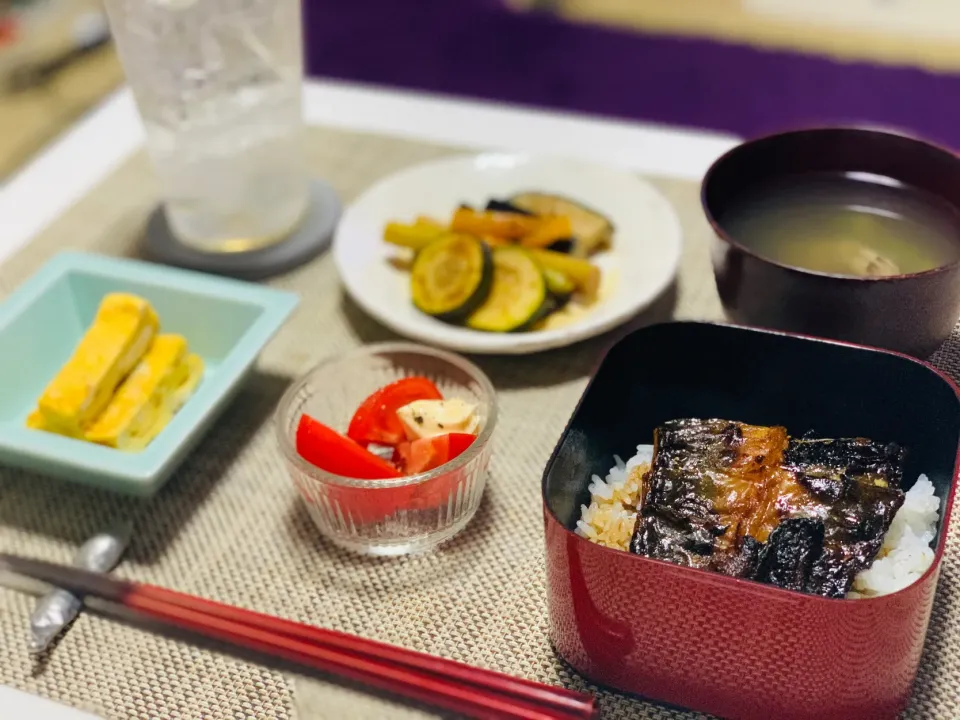 ばんごはん。うな丼、冷やしトマト、玉子焼き、夏野菜の焼き浸し、お吸い物。|yukiさん