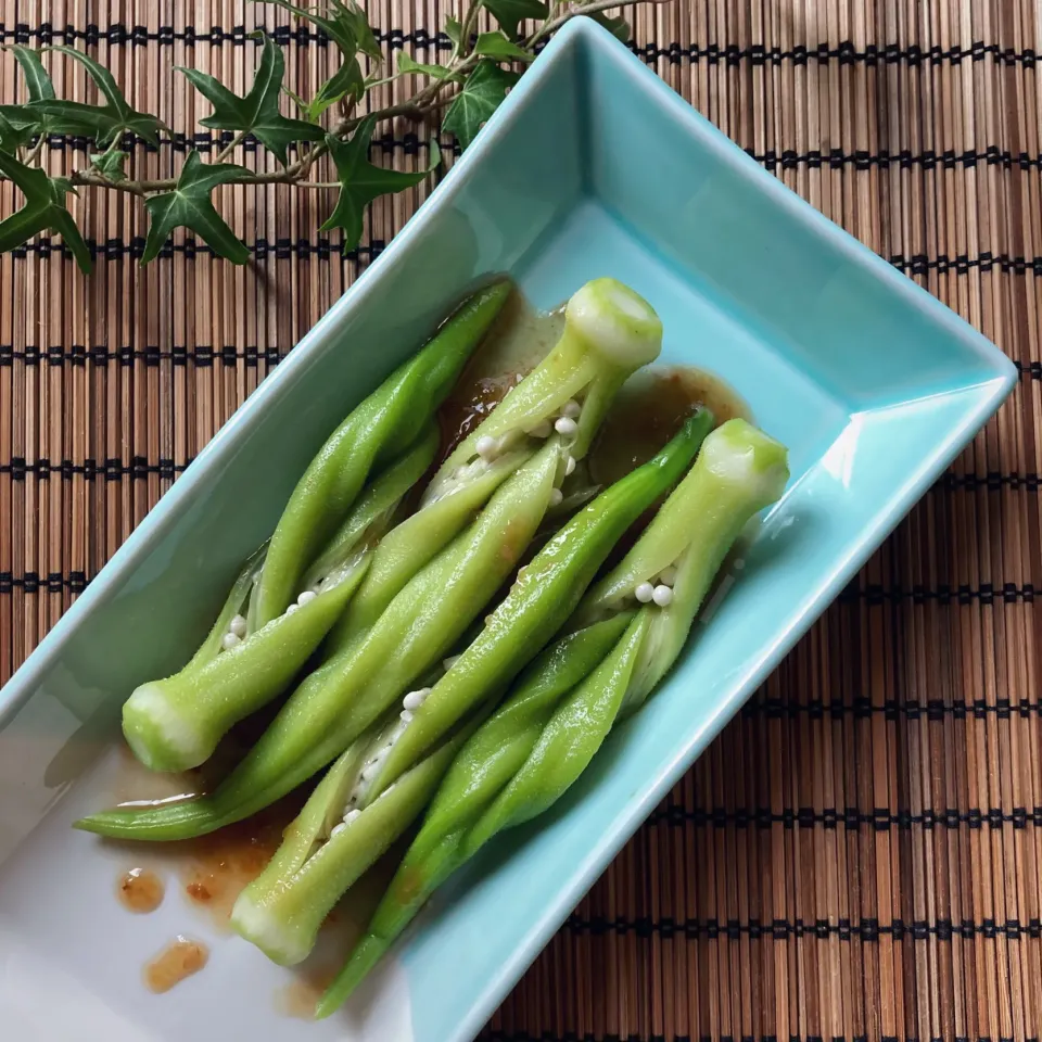 ねじりオクラの梅ぽん胡麻油たれ|izoomさん