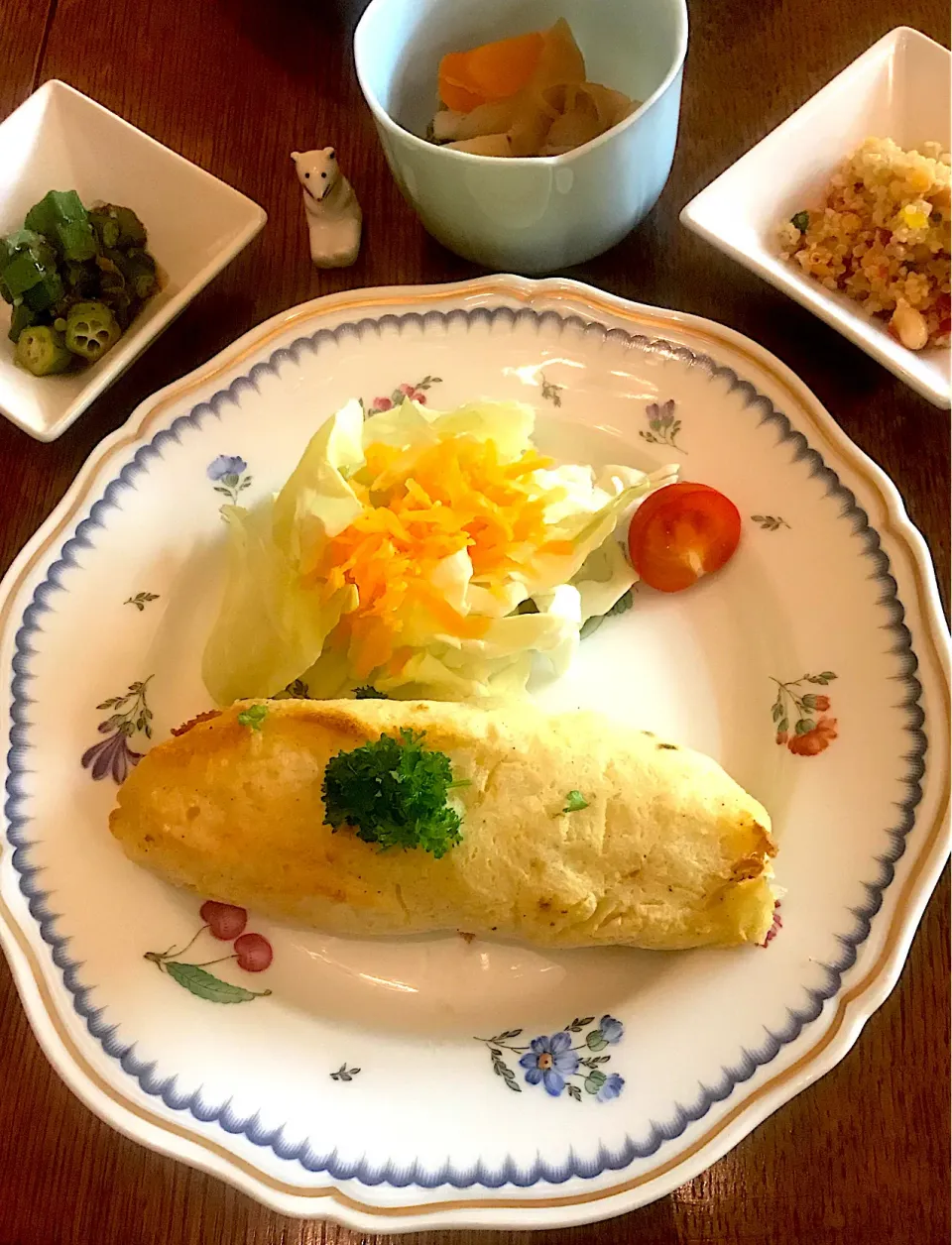 晩ごはん#鮭のポテト焼き #オクラのおかか和え  #ビーガンキヌアサラダ  #夏野菜  #旬を楽しむ夏野菜|小松菜さん