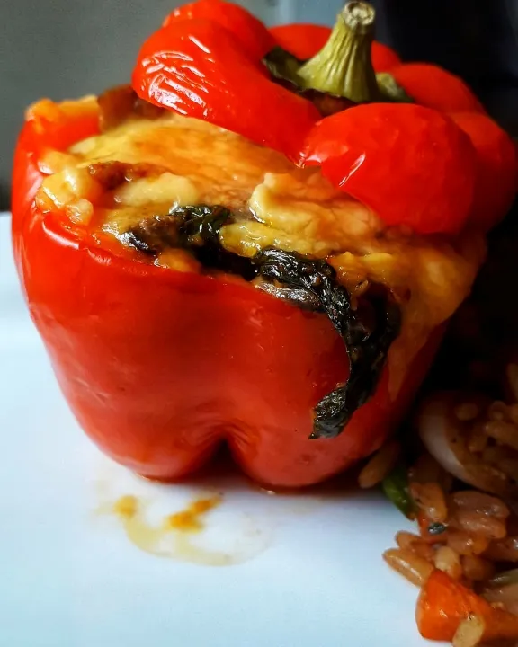 peppers stuffed with creamy mushrooms and spinach topped with cheese and baked in the oven|kelly2shoesさん