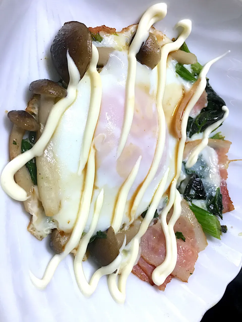 🍳ほうれん草しめじベーコンエッグ🥓|すくらんぶるえっぐさん