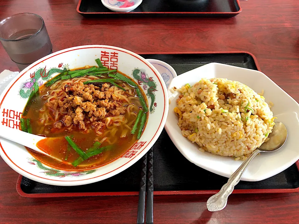 Snapdishの料理写真:ランチ😋台湾ラーメンとニンニクチャーハン🧄|すかラインさん