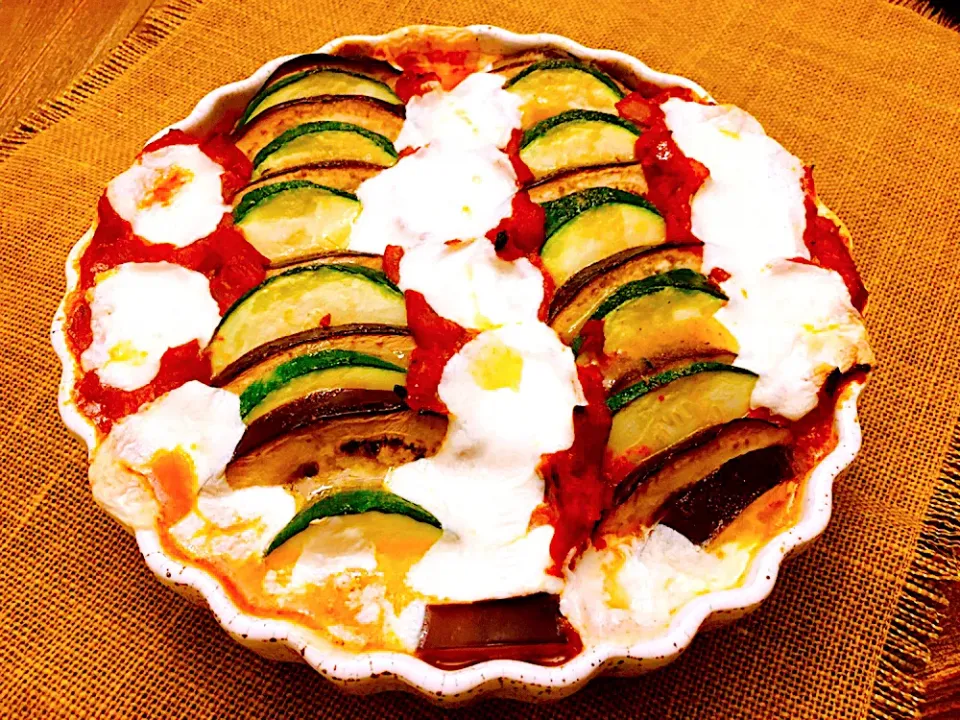 夏野菜ラタトゥイユ•モッツアレラ焼き|まどぴーさん
