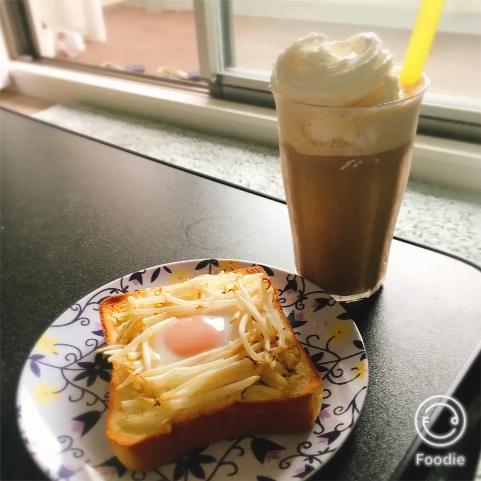 コーヒーフラペチーノと巣篭もり卵焼きトースト|kennyさん