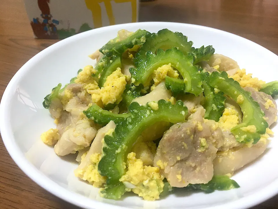 鶏モモ肉で豆腐なしのゴーヤチャンプル|やないゆいさん