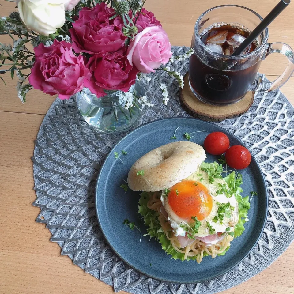 7/23❤︎えび塩焼きそば&半熟目玉焼き生ハムベーグルサンド❤︎🥯|Makinsさん