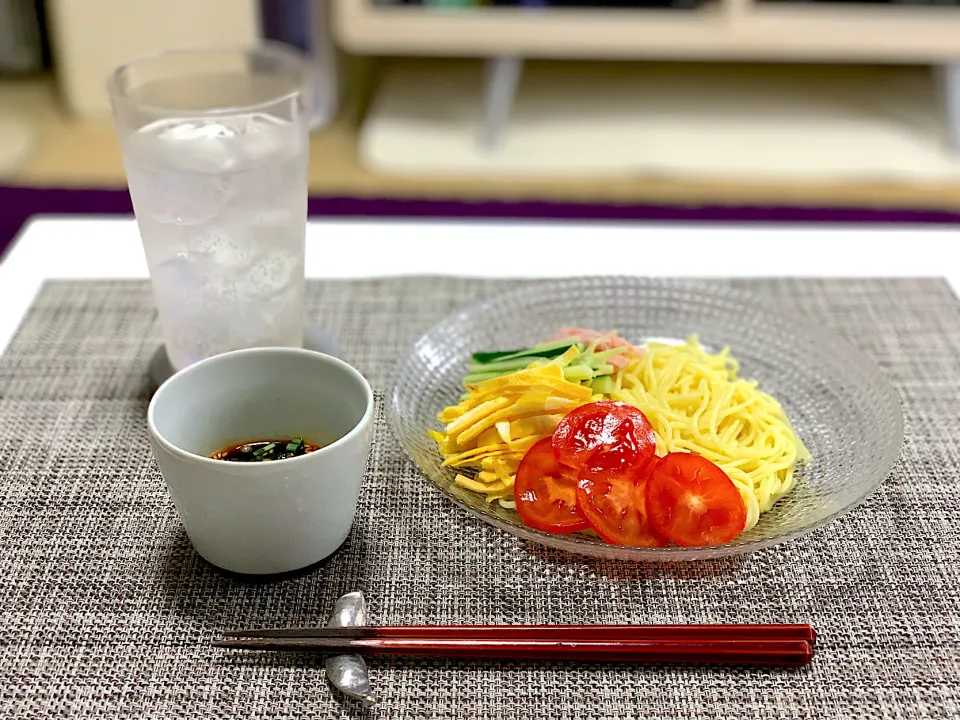 お昼ごはん。つけ冷麺。冷麺だれを水で割ってごま油、ラー油、ごまとネギを加えました。|yukiさん