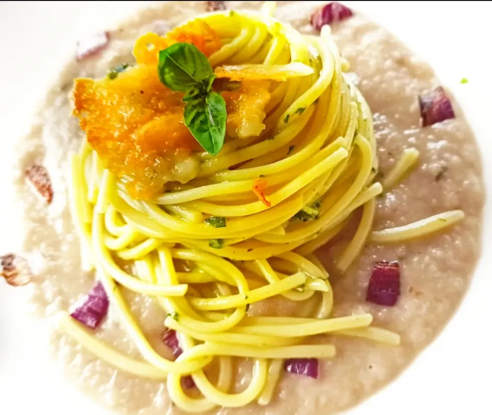 spaghetti con crema di cipolle, pesto di basilico e crostino di Gorgonzola|sirius30さん