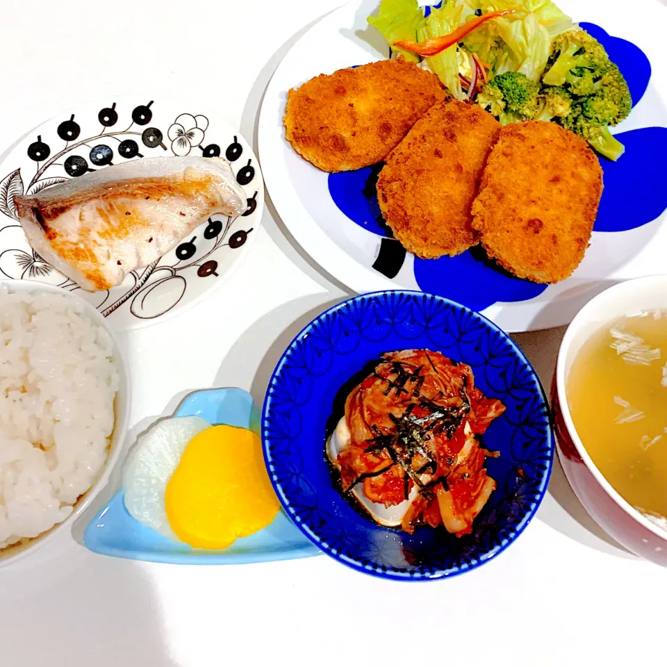 Snapdishの料理写真:夜ご飯☺︎サラダ＆コロッケ☆キムチ冷奴☆鰤の塩焼き☆たくあん☆お味噌汁|とまこ(*^o^*)さん