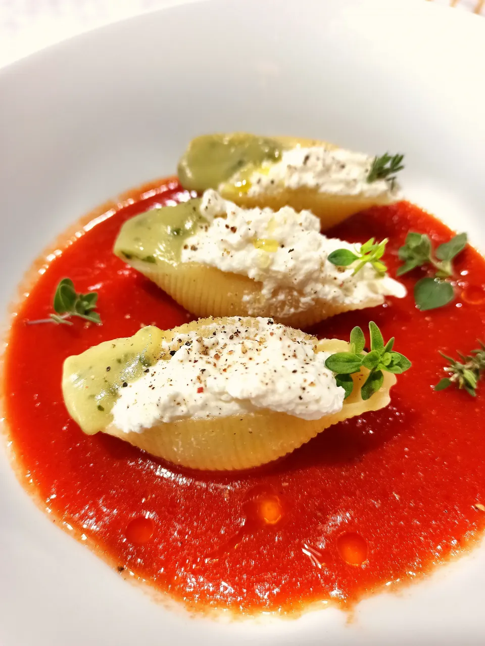 conchiglioni ripieni di ricotta fresca e crema di patate con pesto di basilico su letto di salsa di cipolle rosse caramellate|sirius30さん