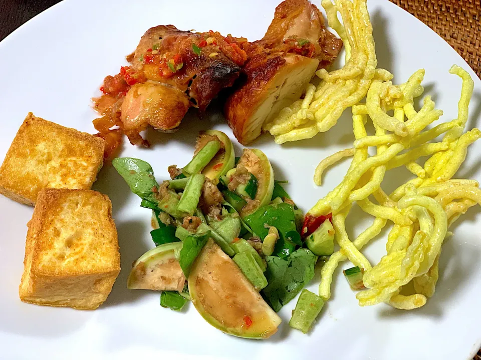 Snapdishの料理写真:Grilled chicken, natsu yasai pencok, tahu goreng Dinner|yeni kartikasariさん