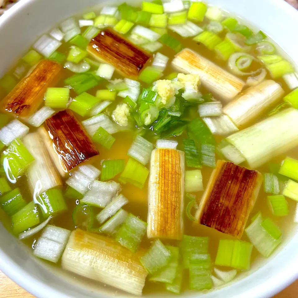 Snapdishの料理写真:夏みそ汁始めてみました🎐鮭の中骨缶と焼き葱の冷やし夏みそ汁💙|Makokoさん