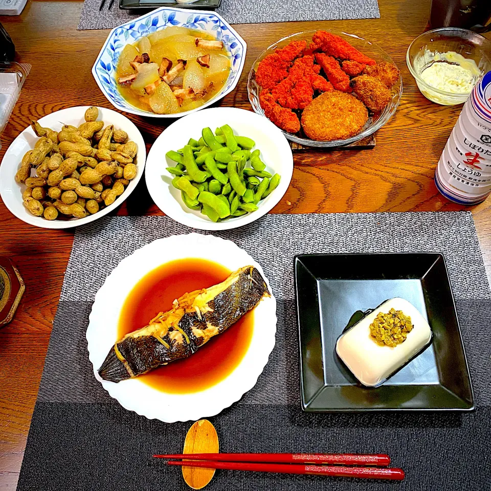 ヒラメの煮付け、冬瓜とベーコンのスープ煮、レッドホットチキン、枝豆、茹でピーナッツ、オリーブペーストの冷奴|yakinasuさん