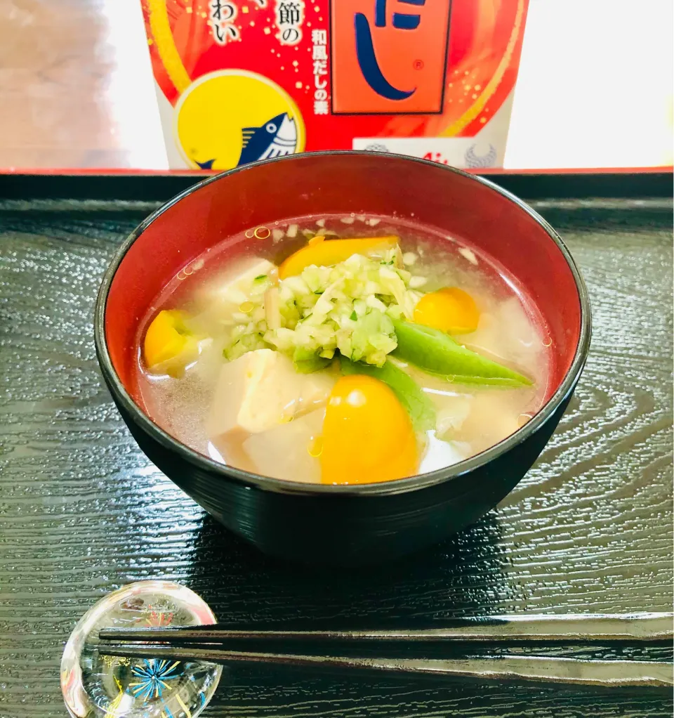 冷めても美味しい夏野菜のお味噌汁☆豆腐、モロッコインゲン、ブロッコリー、プチトマト、トッピンクに、生姜、みょうが、きゅうりを細かく刻んだものをたっぷりかけて頂きます。オリーブオイルをかけても美味しいです。|笙　みかんさん