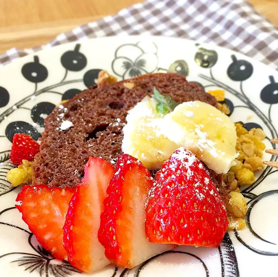 チョコレートケーキ✿ 苺とバナナ添え|aco.smilemelodycafe104さん