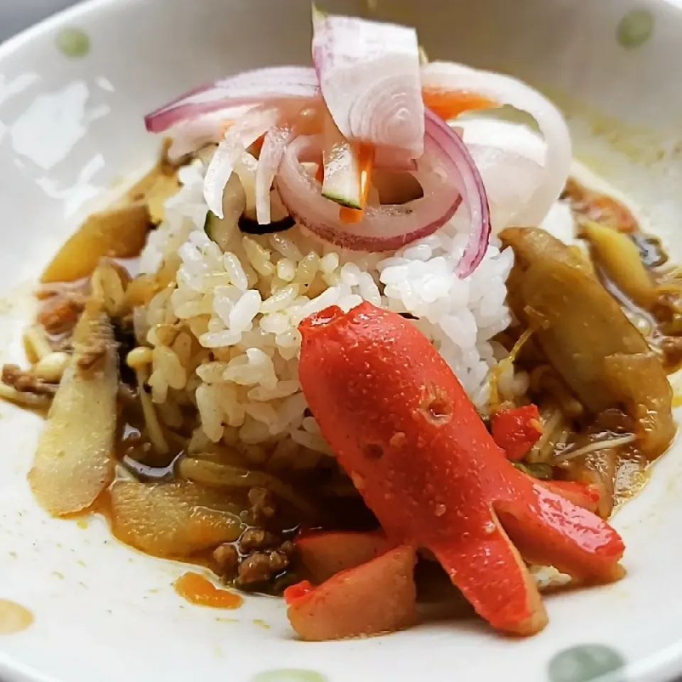 ゴボウとえのき茸の牛キーマカレーwithタコさんウインナー🐙|ふじわらたくやさん