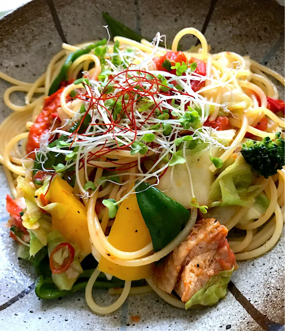 昨日のタンドリーチキン🐓とトマトソース🍅はパスタになりました〜🤗|てるみさん