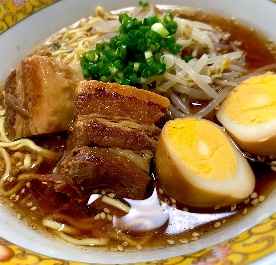 Snapdishの料理写真:角煮ラーメン🍜 (๑˃̵ᴗ˂̵)و|bamazooさん