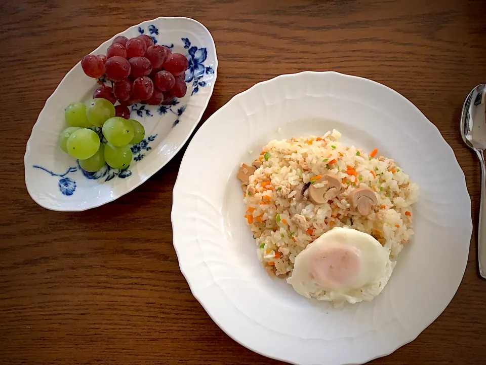 すくすく鶏のピラフ🥕🧅🍄葡萄(宮崎県産ハニービーナス&サニールージュ)🍇🧁今日の昼食20200724|rococoさん