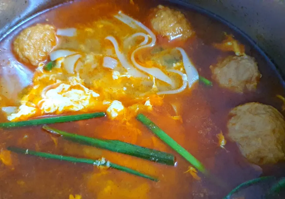 Tom Yum Rice Noodles Chicken Balls & Egg 
Simple Quick Lunch|🌷lynnlicious🌷さん