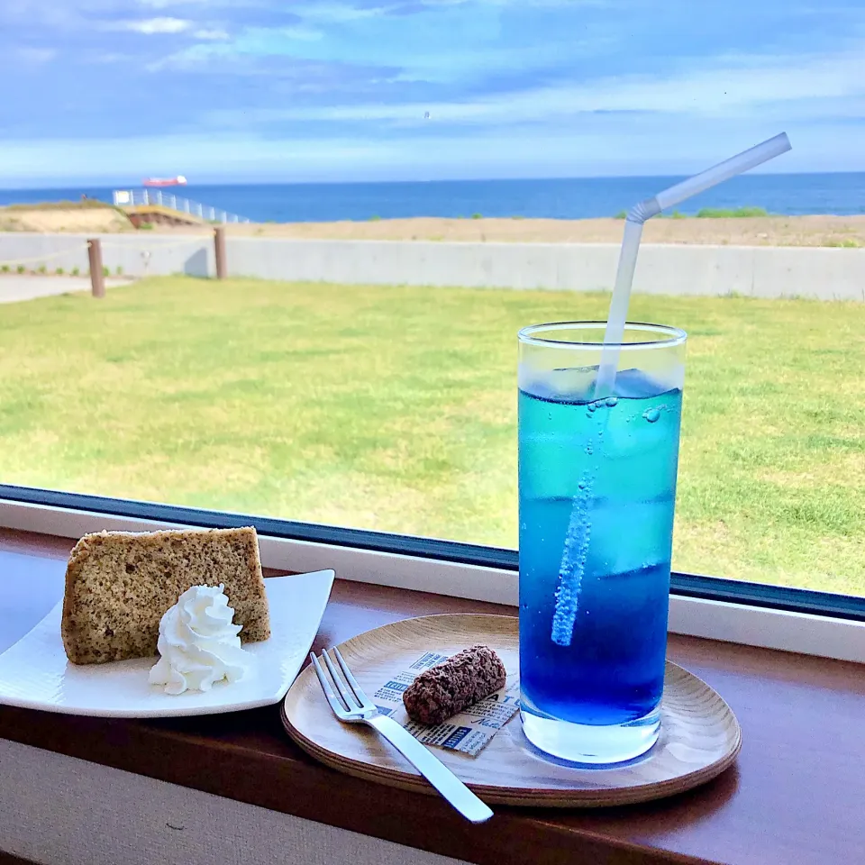 Snapdishの料理写真:海カフェ「ミントブルー」さんのブルーソーダと紅茶のシフォンケー💙|Happy suzumeさん