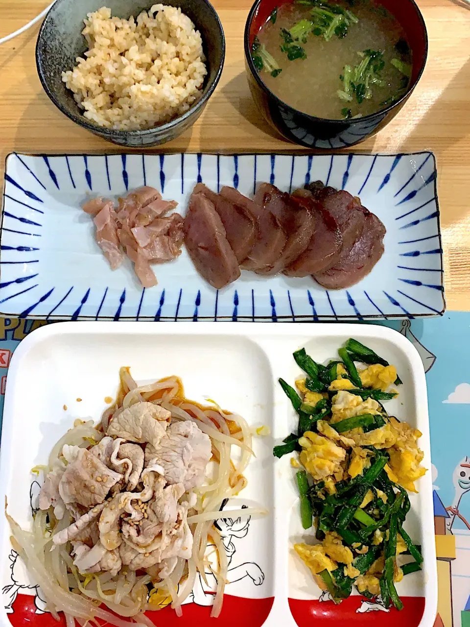 Snapdishの料理写真:・冷しゃぶ　・ニラ卵　・マグロのお刺身|ぺろたんさん