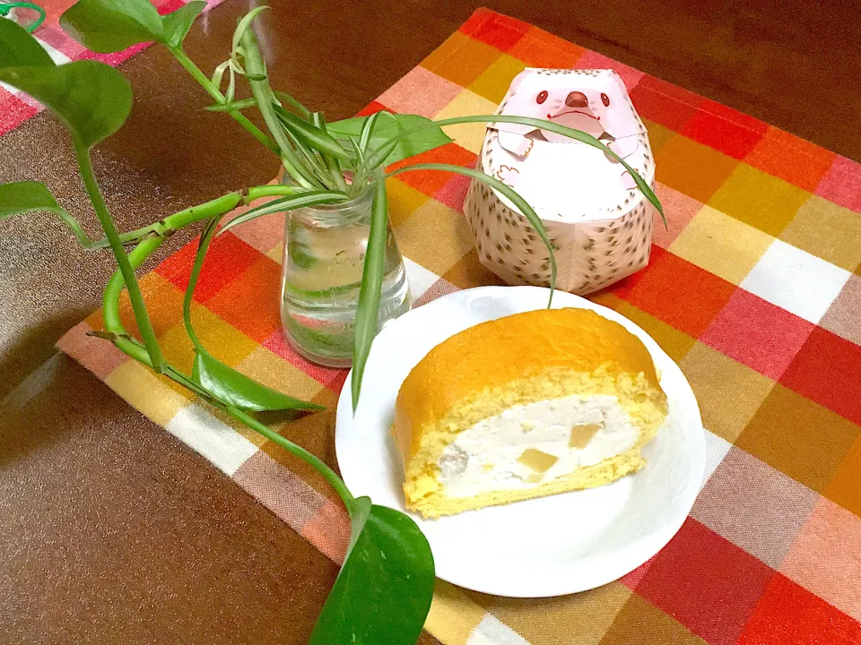 Snapdishの料理写真:ピーチカルピスムースinロールケーキ|るるうささん