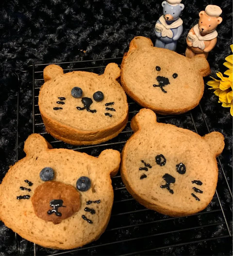 Snapdishの料理写真:カフェオレパンでクマさんパン🧸|みっこちゃんさん