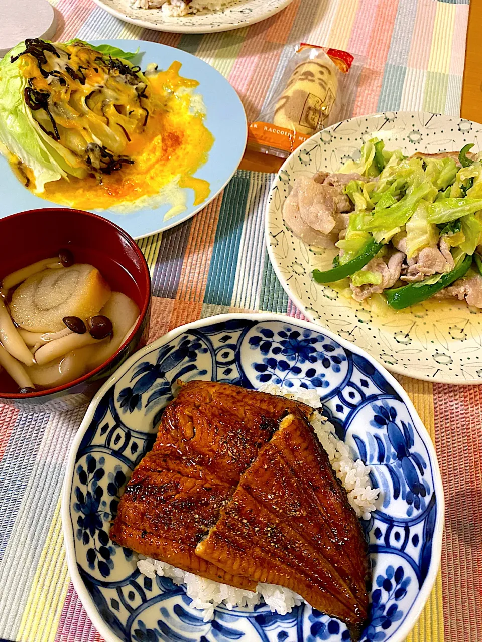 うな丼とお吸い物と野菜と|まーさん