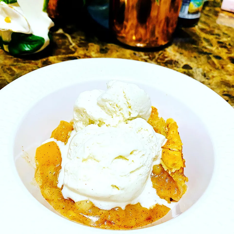 Snapdishの料理写真:Buttery Crust Peachy 🍑 Cobbler Topped w/ Vanilla Bean Ice-Cream!😋|Nubian Queenさん